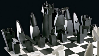 Illustration for article titled Frank Gehry's Tiffany Chess Set Is a Miniature Architectural Marvel